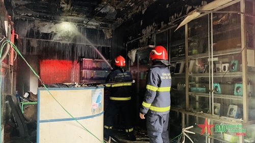 Kịp thời dập tắt vụ cháy cửa hàng bán linh kiện điện tử ở đường Lý Nam Đế, Hoàn Kiếm, Hà Nội